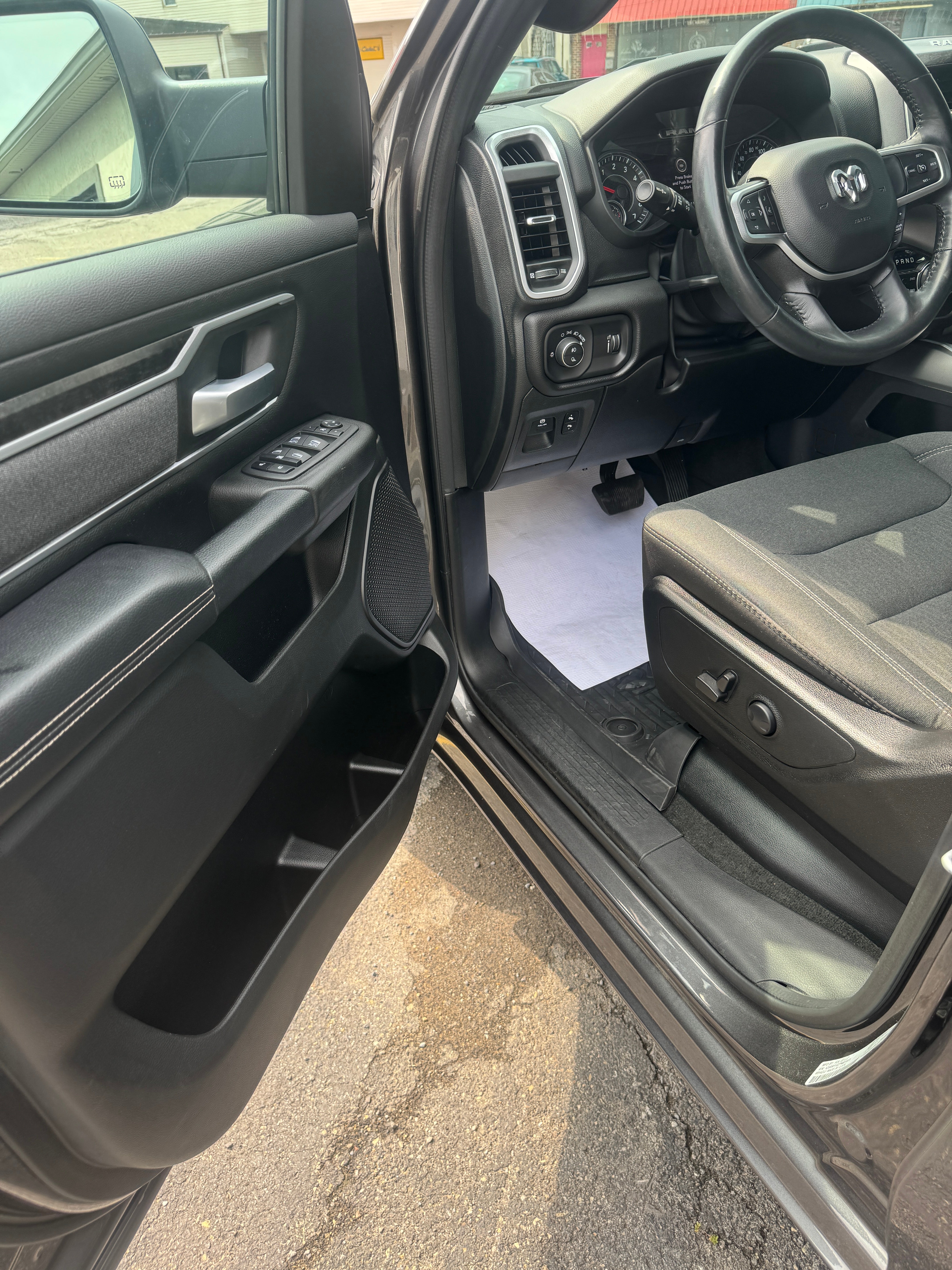 2023 RAM 1500 Big Horn Crew Cab 4x4 5'7" Box